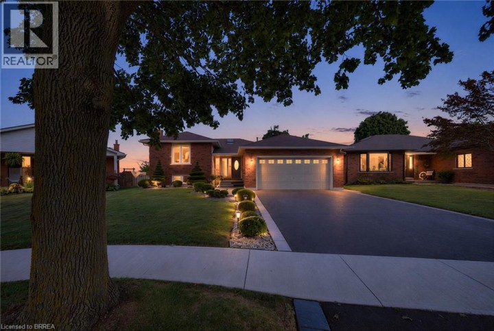 Photo 1 at 15 Fox Run, Rosedale / Gable Height, Brantford