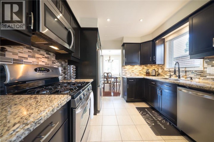Photo 12 at 15 Fox Run, Rosedale / Gable Height, Brantford