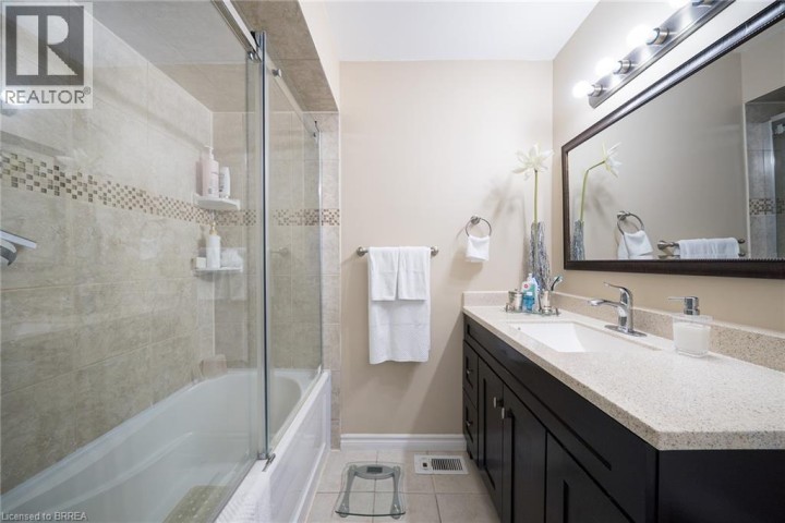 Photo 17 at 15 Fox Run, Rosedale / Gable Height, Brantford