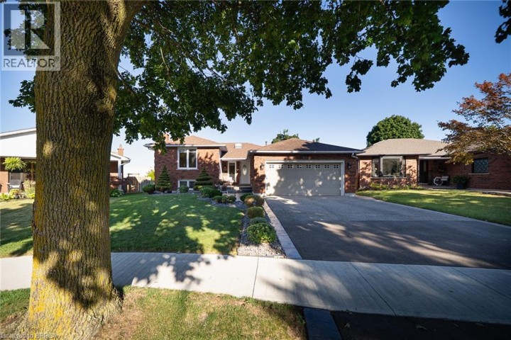 Photo 2 at 15 Fox Run, Rosedale / Gable Height, Brantford