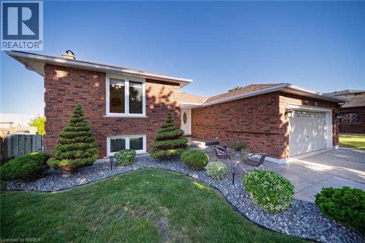 Photo 4 at 15 Fox Run, Rosedale / Gable Height, Brantford