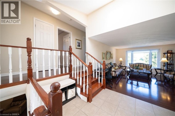 Photo 7 at 15 Fox Run, Rosedale / Gable Height, Brantford