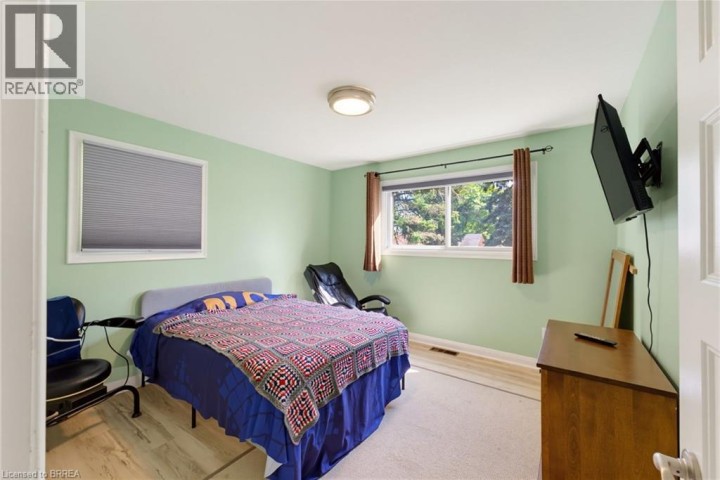 Photo 10 at 11 Redwood Road, Rosedale / Gable Height, Brantford