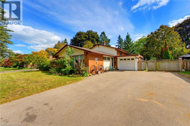 Photo 2 at 11 Redwood Road, Rosedale / Gable Height, Brantford