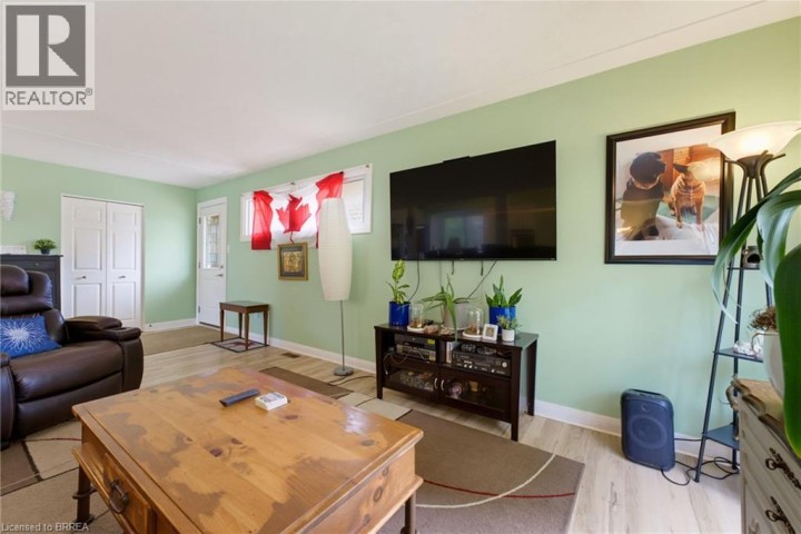 Photo 4 at 11 Redwood Road, Rosedale / Gable Height, Brantford