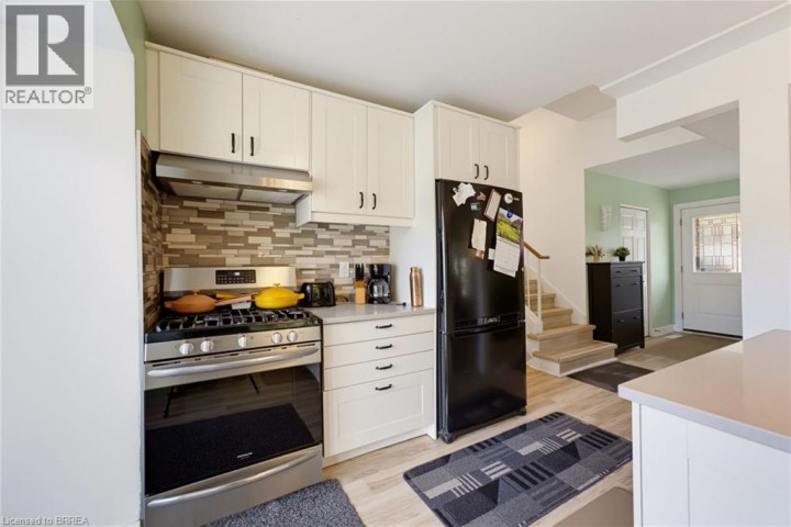 Photo 8 at 11 Redwood Road, Rosedale / Gable Height, Brantford