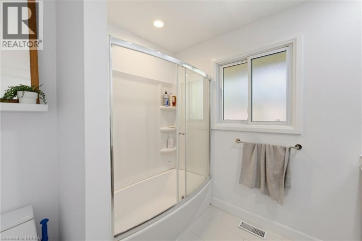 Photo 13 at 11 Redwood Road, Rosedale / Gable Height, Brantford