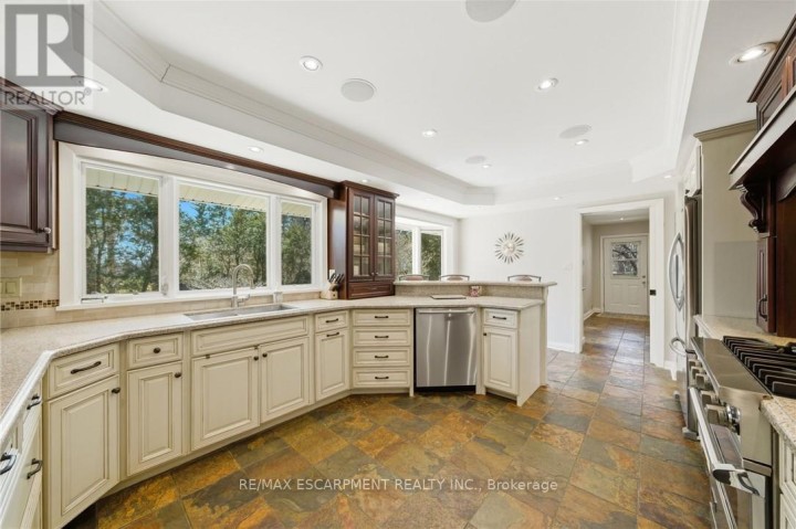 Photo 12 at 6 Summit Circle, Simcoe, Norfolk County