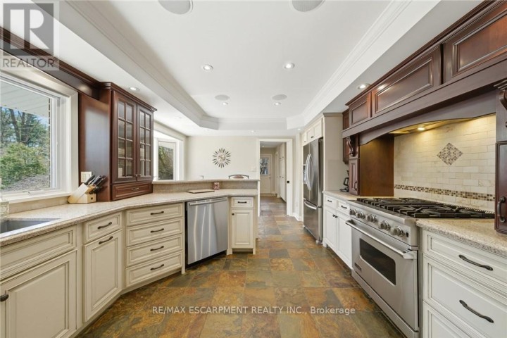 Photo 13 at 6 Summit Circle, Simcoe, Norfolk County