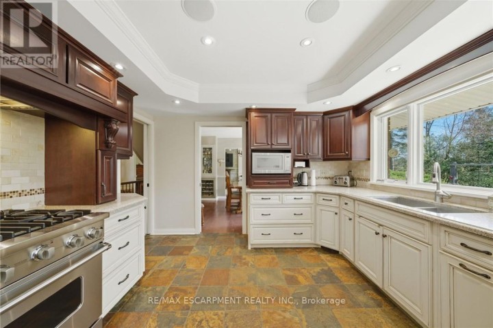Photo 14 at 6 Summit Circle, Simcoe, Norfolk County