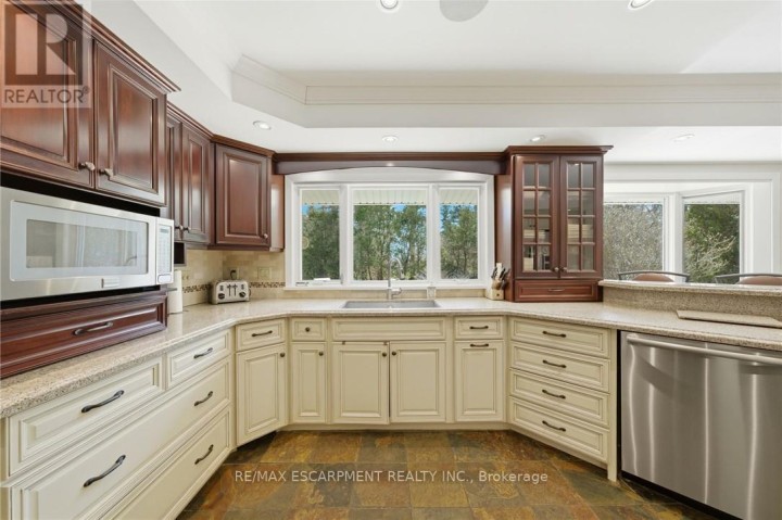 Photo 16 at 6 Summit Circle, Simcoe, Norfolk County