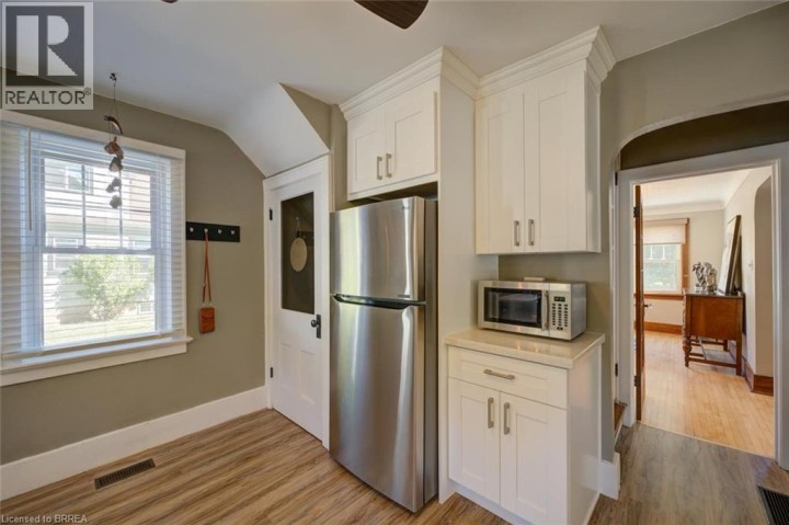 Photo 13 at 15 Lyndsay Street, Old West Brant, Brantford