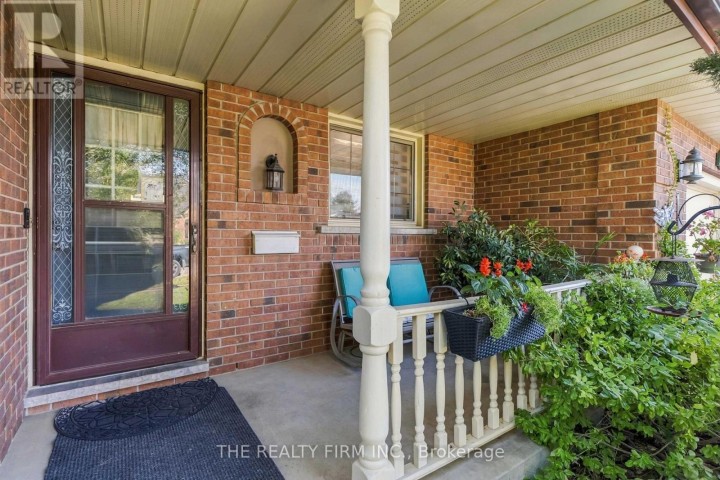 Photo 3 at 1132 Iroquois Crescent, Woodstock - North, Woodstock
