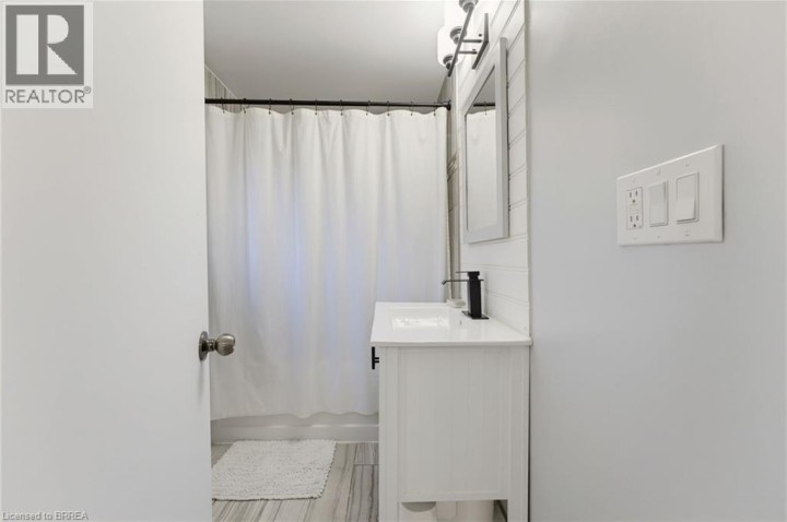 Photo 17 at 38 Admiral Road, Henderson, Brantford
