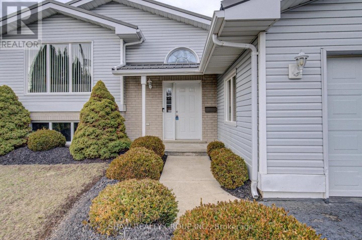 Photo 4 at 271 W College Street, Waterford, Norfolk County