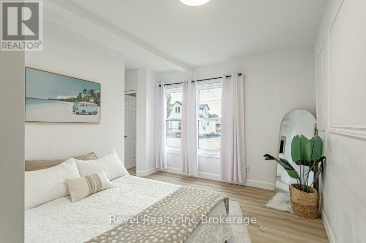 Photo 11 at 17 Dover Street, Woodstock - South, Woodstock