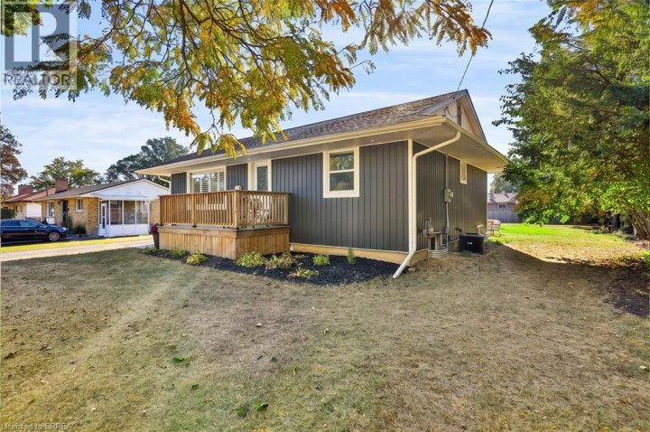 Photo 2 at 30 Janet Street, Fairview / Greenbrier, Brantford