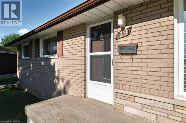 Photo 4 at 19 Gillrie Court, Fairview / Greenbrier, Brantford