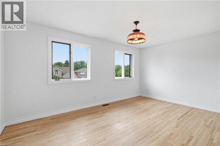 Photo 14 at 42 Fox Run, Rosedale / Gable Height, Brantford