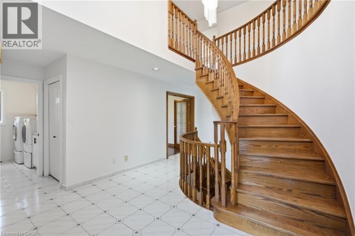 Photo 4 at 42 Fox Run, Rosedale / Gable Height, Brantford