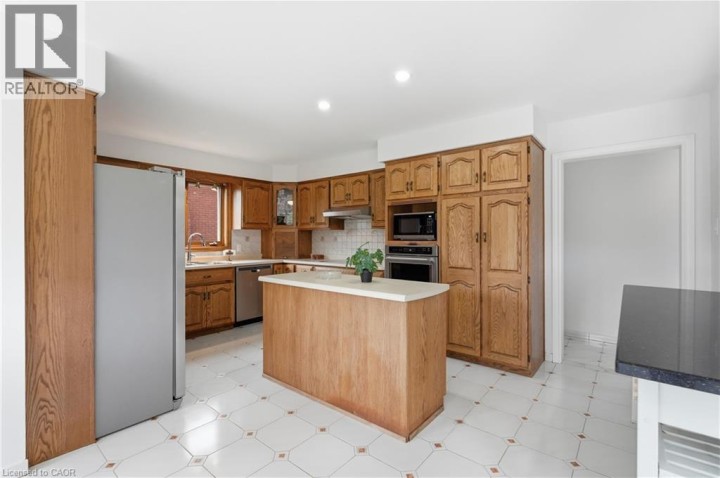Photo 7 at 42 Fox Run, Rosedale / Gable Height, Brantford