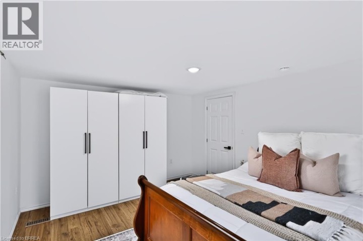 Photo 18 at 11 Sussex Avenue, Terrace Hill, Brantford