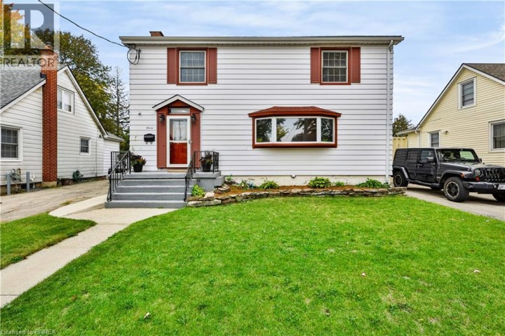 Photo 1 at 11 Sussex Avenue, Terrace Hill, Brantford