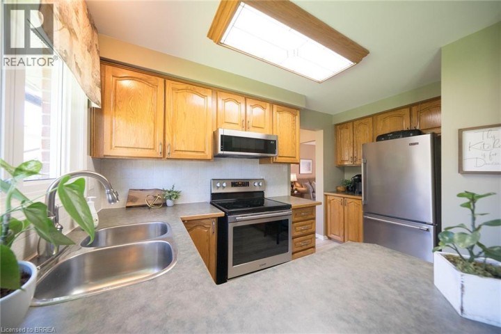 Photo 13 at 54 Dante Crescent, Brantwood Park, Brantford