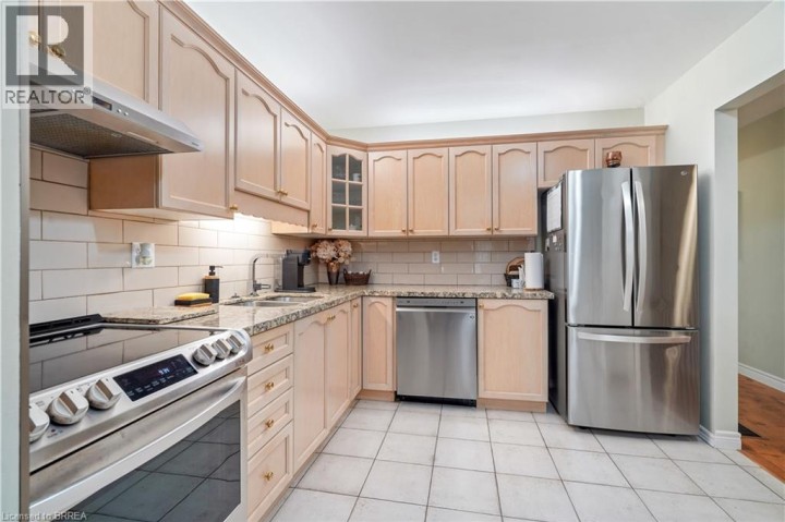 Photo 14 at 11 - 1 Buchanan Crescent, Lynden Hills, Brantford