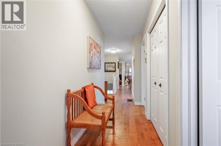 Photo 8 at 11 - 1 Buchanan Crescent, Lynden Hills, Brantford