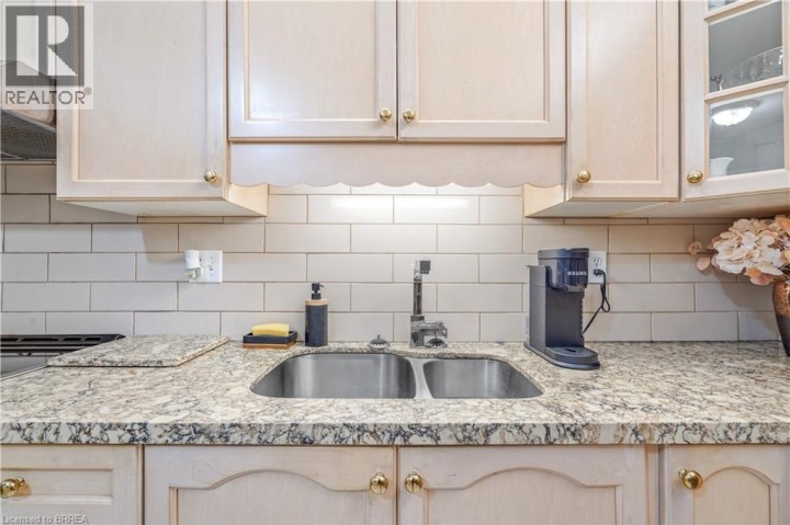 Photo 13 at 11 - 1 Buchanan Crescent, Lynden Hills, Brantford