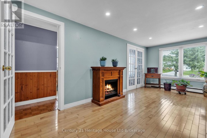 Photo 6 at 921 Lincoln Drive, Woodstock - South, Woodstock