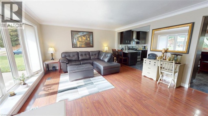 Photo 3 at 7 Cambridge Drive, Mayfair, Brantford