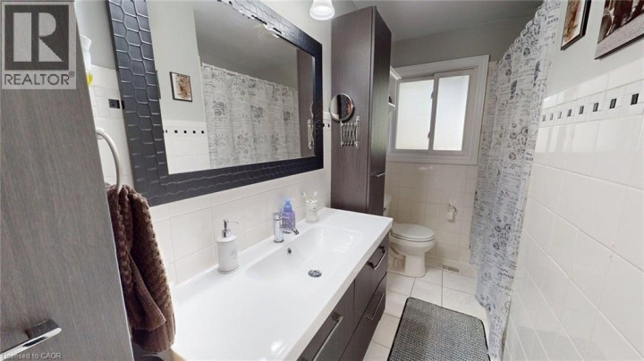 Photo 13 at 7 Cambridge Drive, Mayfair, Brantford