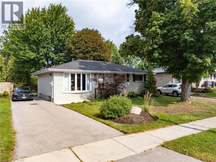 Photo 1 at 7 Cambridge Drive, Mayfair, Brantford