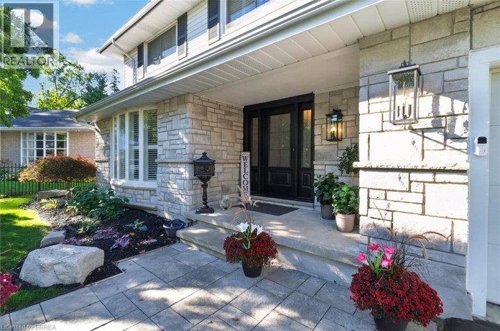 Photo 5 at 20 Japonica Crescent, Sky Acres, Brantford
