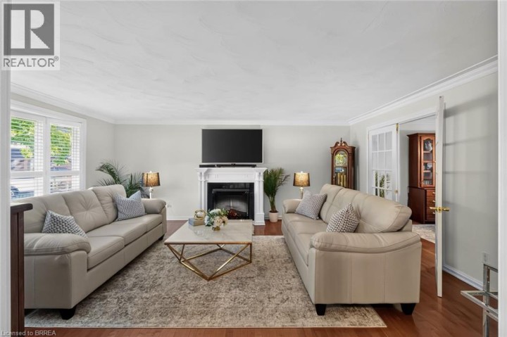 Photo 8 at 20 Japonica Crescent, Sky Acres, Brantford