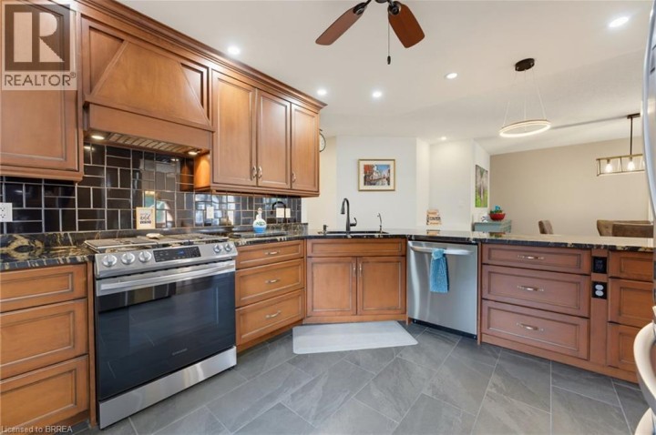 Photo 11 at 10 Noble Court, Rosedale / Gable Height, Brantford