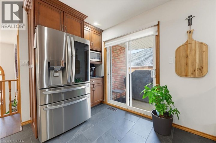 Photo 12 at 10 Noble Court, Rosedale / Gable Height, Brantford