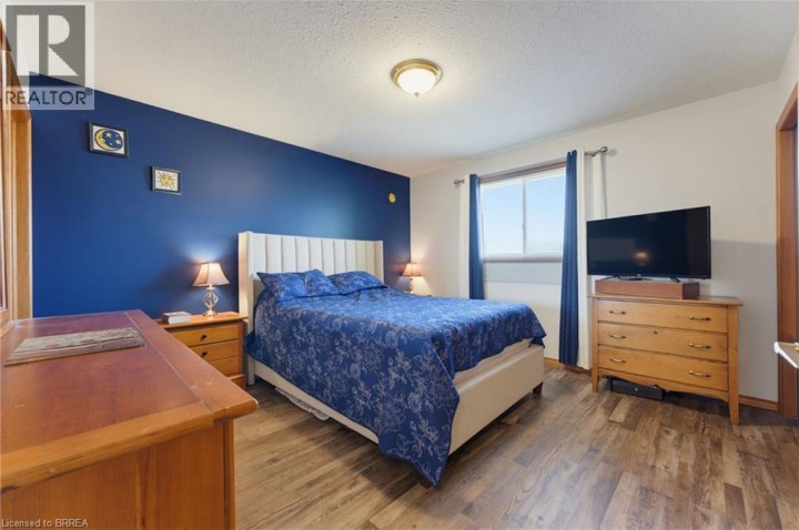 Photo 13 at 10 Noble Court, Rosedale / Gable Height, Brantford