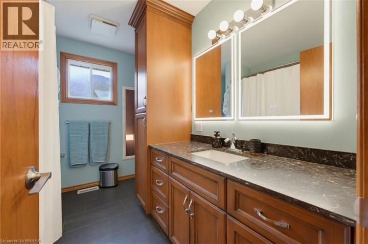 Photo 14 at 10 Noble Court, Rosedale / Gable Height, Brantford