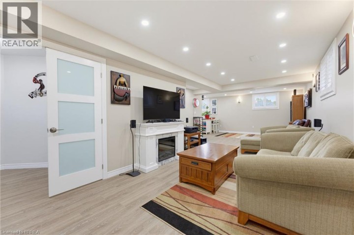 Photo 17 at 10 Noble Court, Rosedale / Gable Height, Brantford