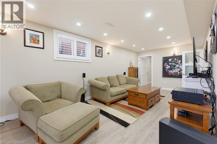 Photo 18 at 10 Noble Court, Rosedale / Gable Height, Brantford