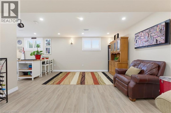Photo 19 at 10 Noble Court, Rosedale / Gable Height, Brantford