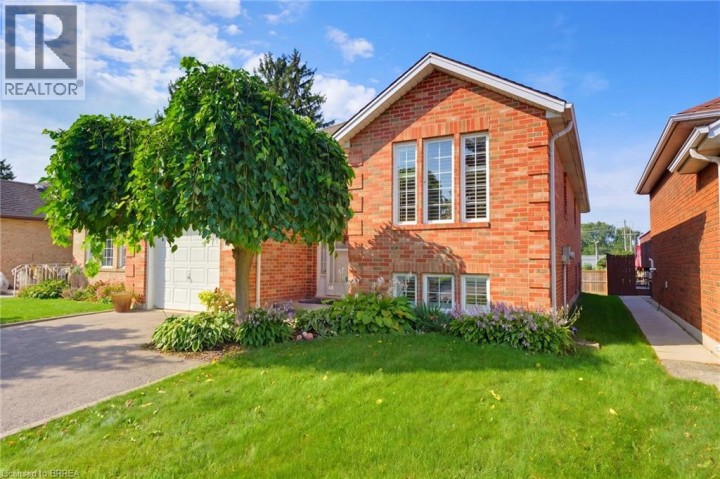 Photo 2 at 10 Noble Court, Rosedale / Gable Height, Brantford