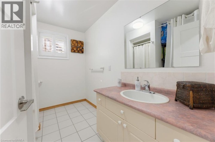 Photo 23 at 10 Noble Court, Rosedale / Gable Height, Brantford