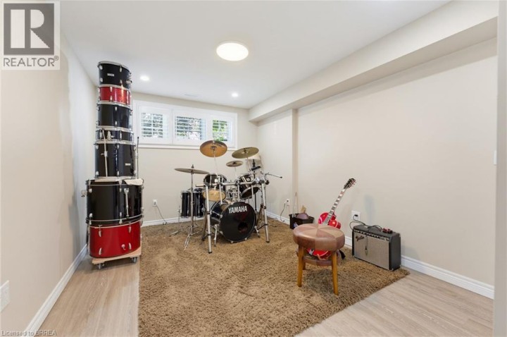 Photo 24 at 10 Noble Court, Rosedale / Gable Height, Brantford