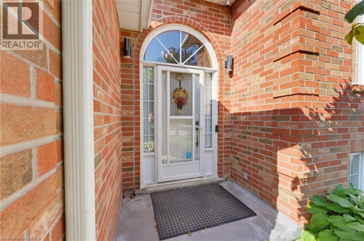 Photo 4 at 10 Noble Court, Rosedale / Gable Height, Brantford