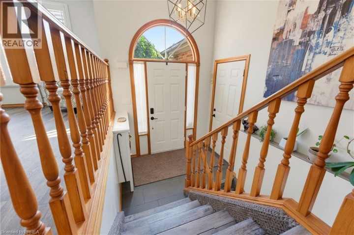 Photo 5 at 10 Noble Court, Rosedale / Gable Height, Brantford