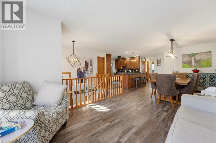 Photo 7 at 10 Noble Court, Rosedale / Gable Height, Brantford
